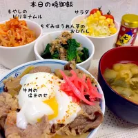 Snapdishの料理写真:本日の晩御飯🌙牛丼の温玉のせ＆もやしのピリ辛ナムル＆ちぢみほうれん草のおひたし＆サラダ＆味噌汁