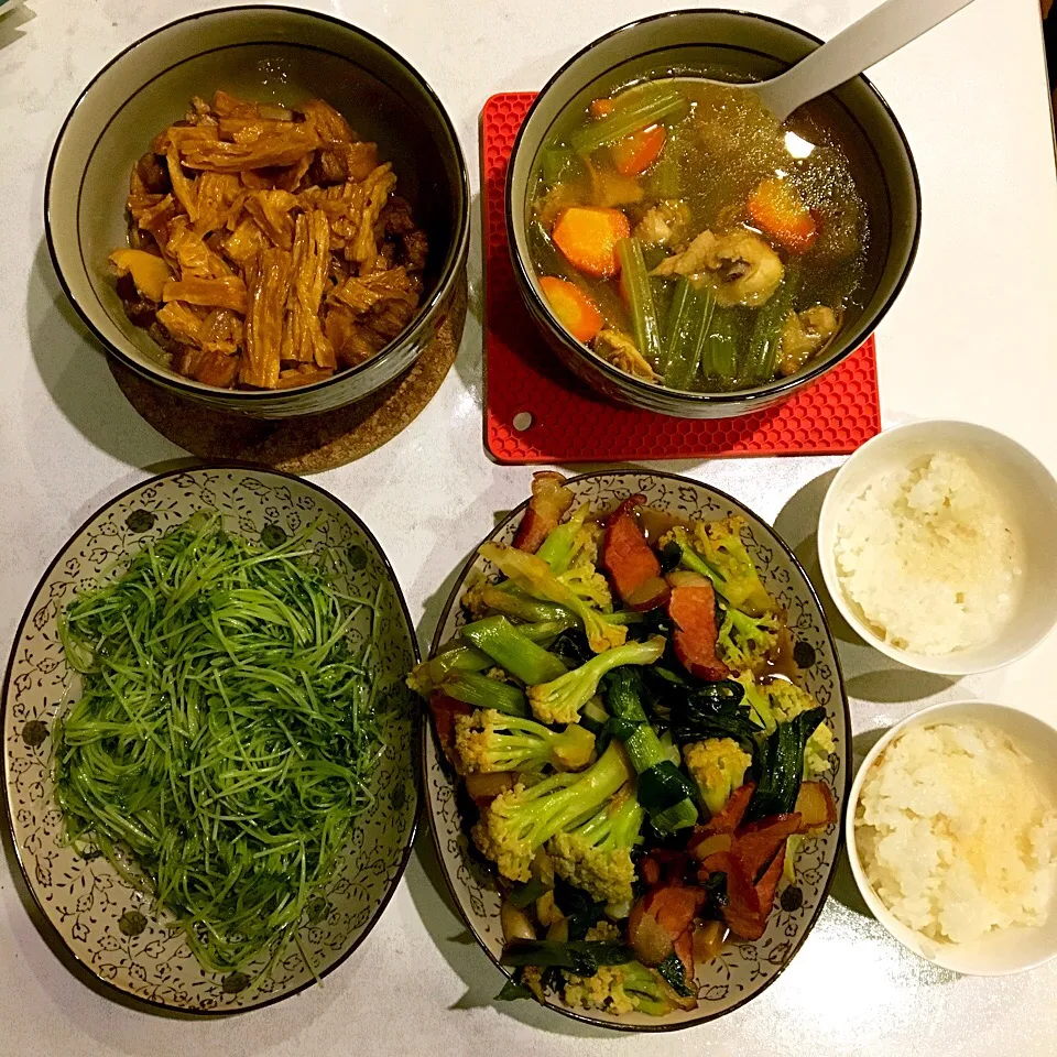 Snapdishの料理写真:腐竹烧肉，胡萝卜芹菜炖鸡汤，腊肉干锅菜花，清炒豆苗|笳宝さん