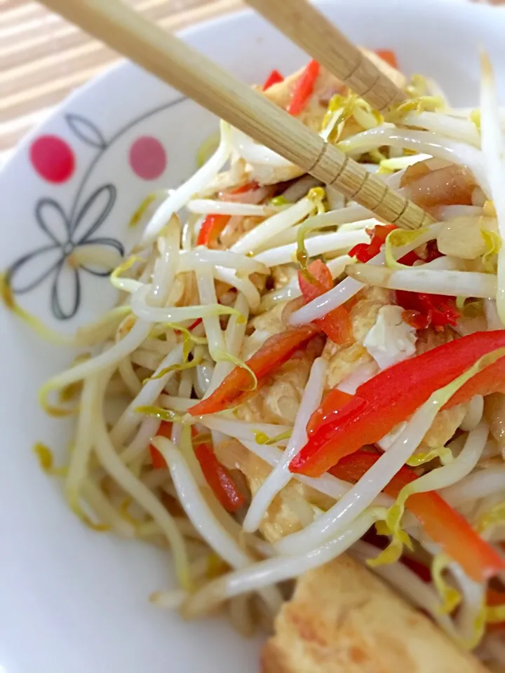 Stir fry bean-sprouts  with traditional Tofu 🍚|Tari's Kitchenさん