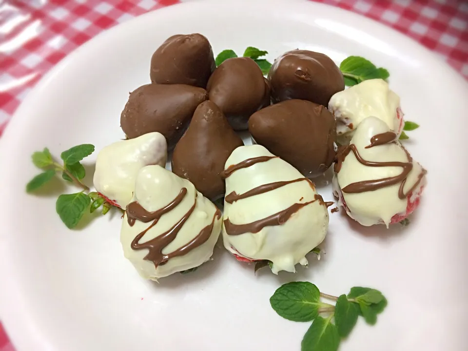 Fresh strawberry coated with chocolate and white chocolate sweets for tonight|Babyluv Cabrera Ocampoさん