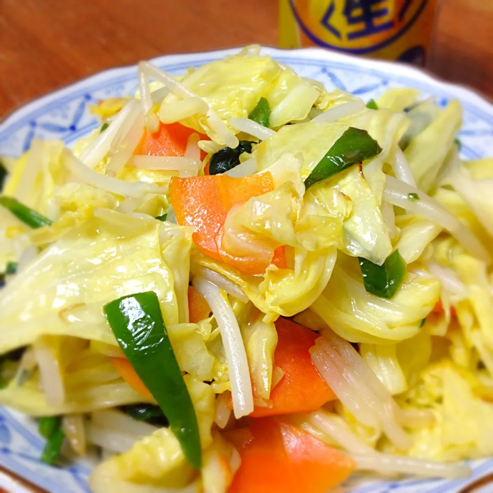 今日の深夜食堂 ^ ^
味付けは塩胡椒だけ、家庭の普通の野菜炒めですが、野菜の甘みが引き立って、何気にうまい！|赤いウインナーさん