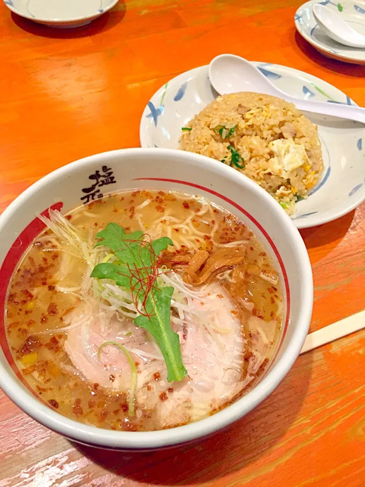 塩ラーメンと炒飯 いただきまーす。🙏|ジャスミンさん