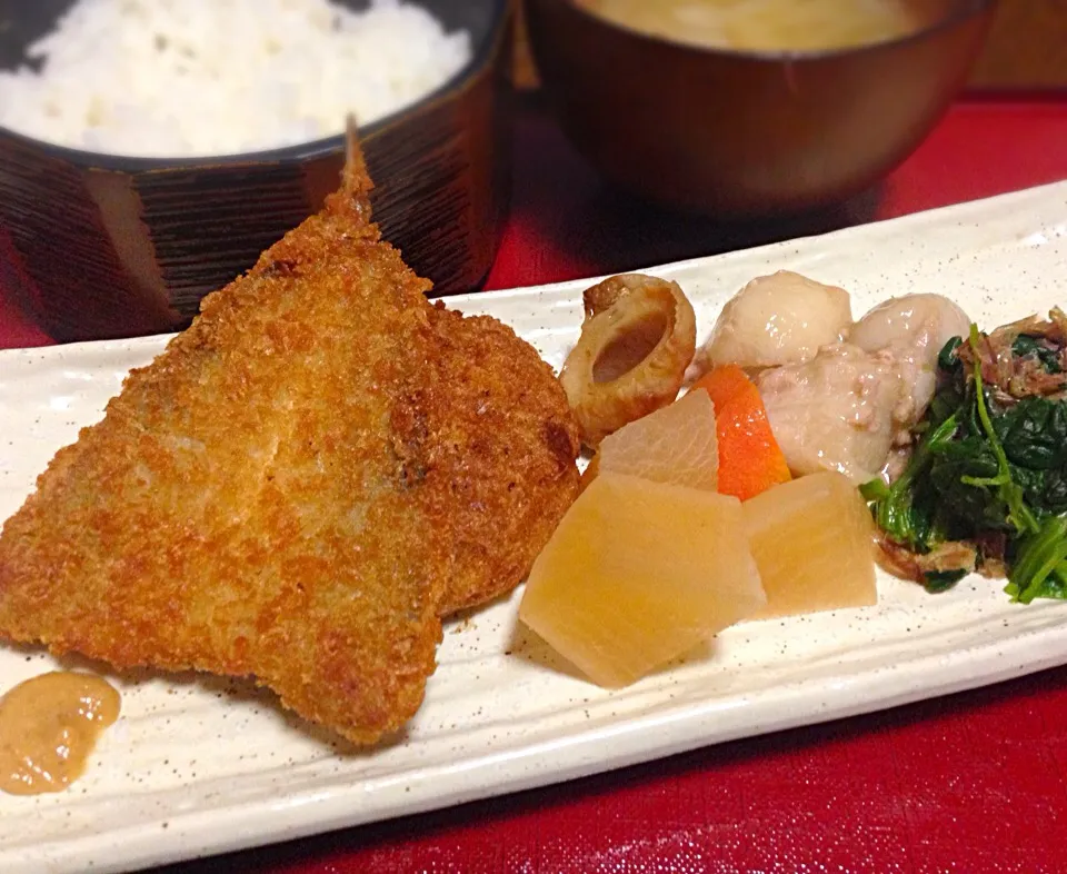 単身赴任の晩ごはん  鯵フライ メンチカツ 大根と竹輪の煮物 里芋煮 ほうれん草おひたし 野菜の味噌汁 白飯|ぽんたさん