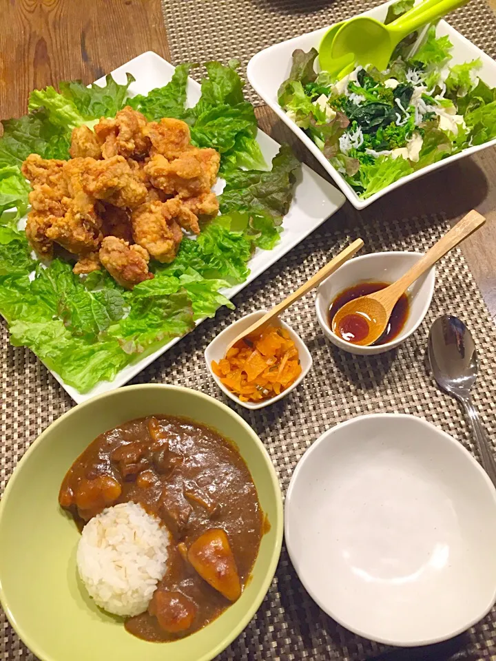 Snapdishの料理写真:今日は久々唐揚げ🍗2日目カレー🍛ブロッコリーとケールの掛け合わせのアレッタとお豆腐のサラダ🌿|まみりんごさん