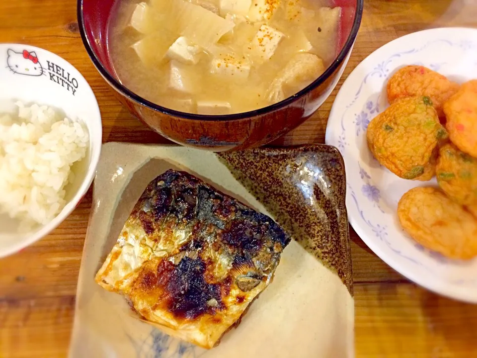 Snapdishの料理写真:鯖の塩焼きでメインのおかずを手軽に。木綿の味噌汁が、貴重なボリュームメニューに。|mikaさん