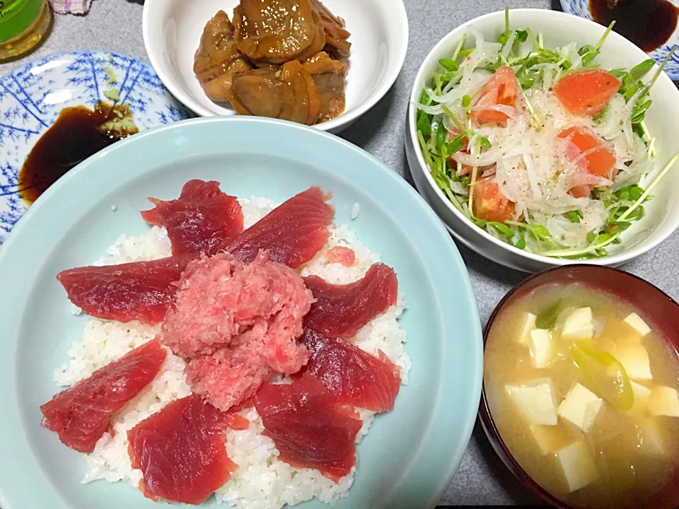 てっか丼、新玉ねぎサラダ、新玉ねぎ長ネギ豆腐味噌汁、ホタテ|ms903さん