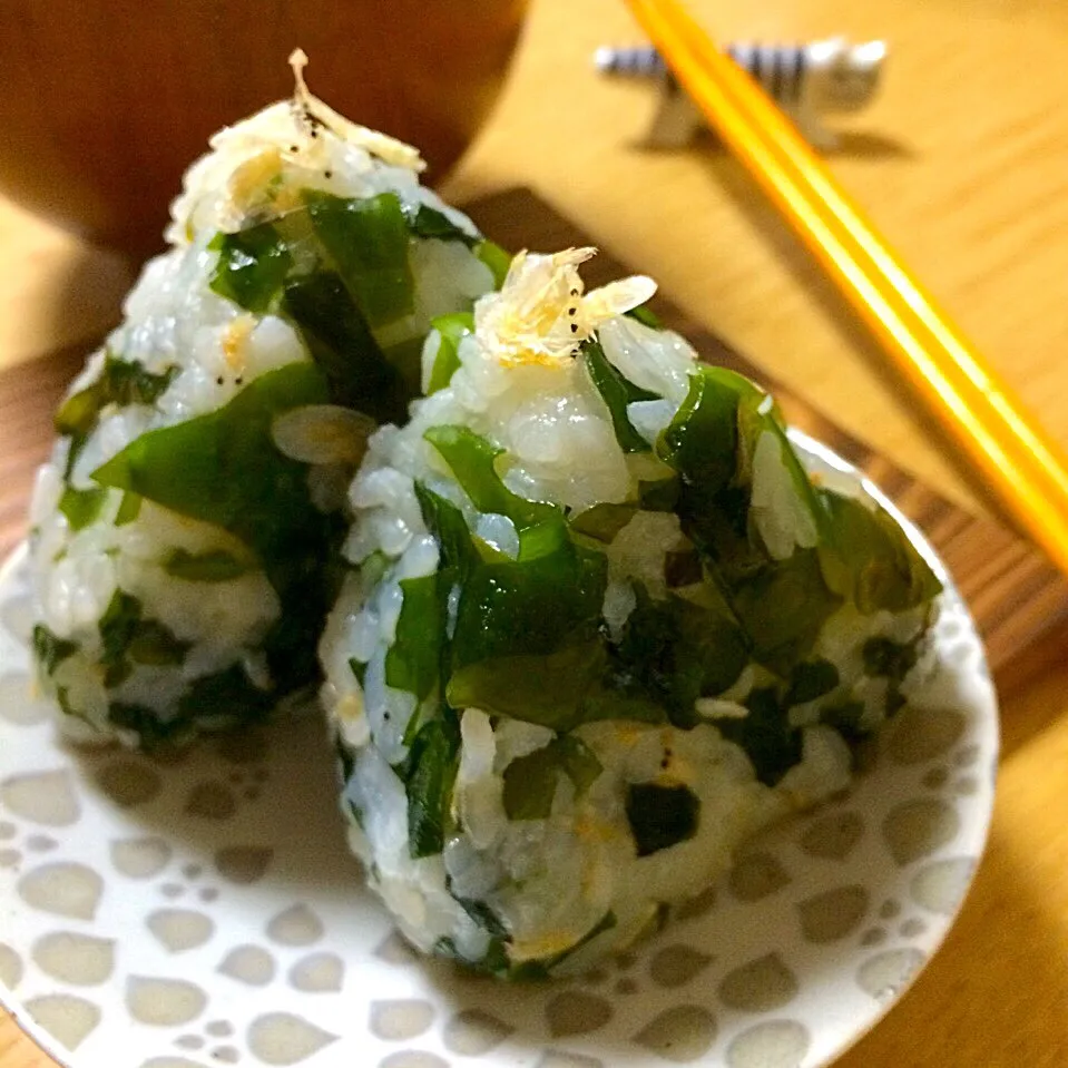 Snapdishの料理写真:おにぎり🌿 生わかめとアミエビの炊き込み混ぜご飯|angiee♡さん