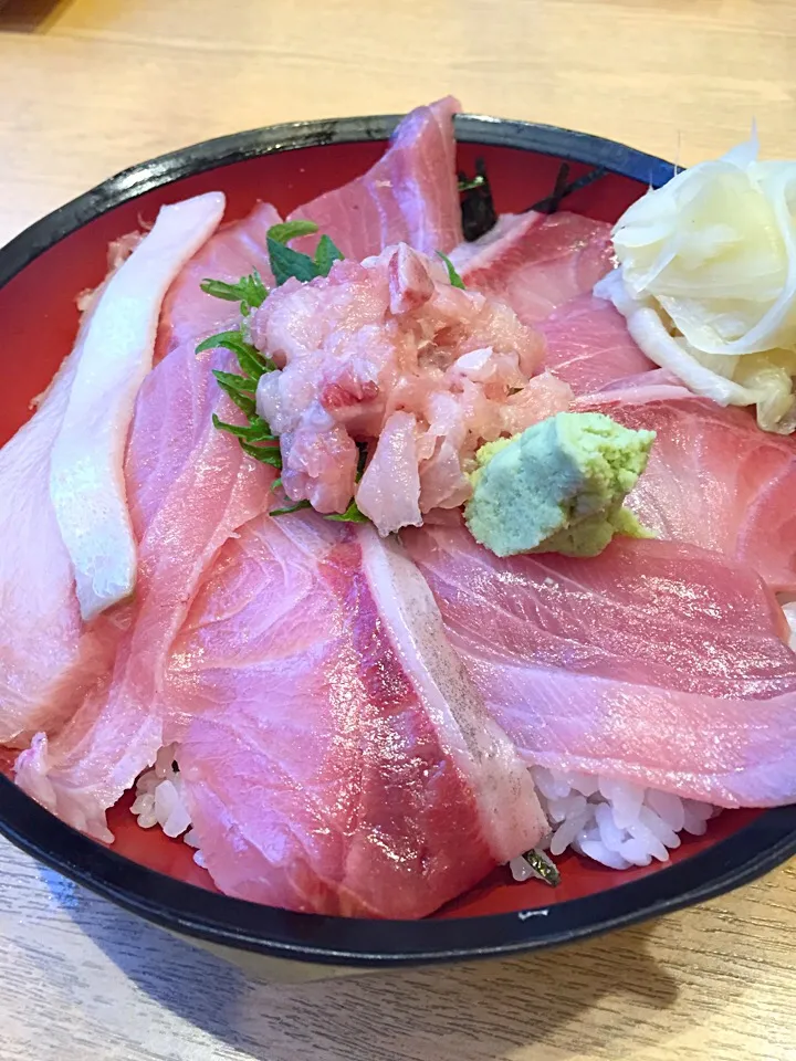 どーんっと、寒ブリ丼(=ﾟωﾟ)ﾉ|石田 雅史さん