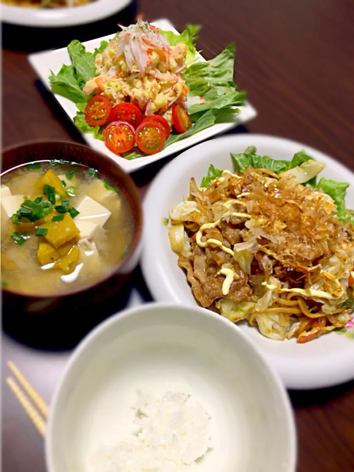 焼きそば
ポテトサラダ
サツマイモと豆腐の味噌汁
ご飯|さゆちゃんさん