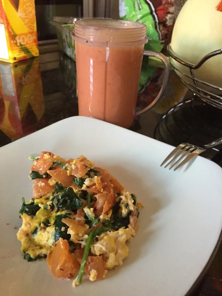 Eggs & Smoothie

Egg with tomato and spinach
Banana, mango, strawberry with mango juice & ice.|Mia Wallaceさん