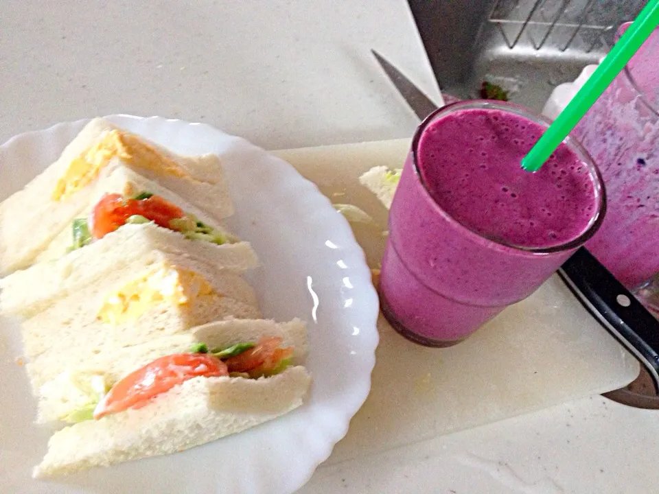 Berries smoothie & sandwich|viviさん