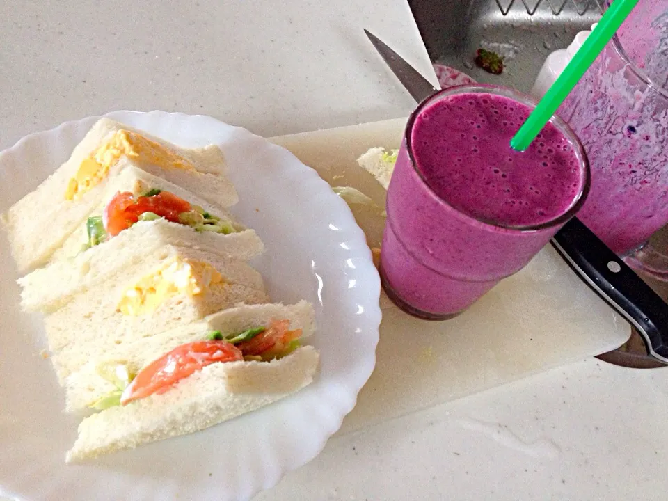 Berries smoothie & sandwich|viviさん