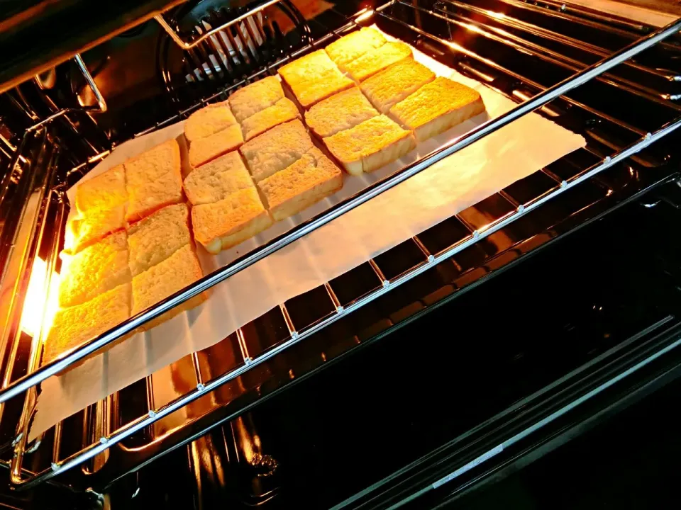 Snapdishの料理写真:preparing honey bread toast for the kiddo|Rupert Prisca Ganさん