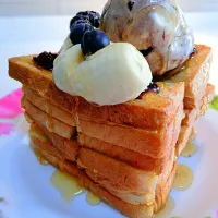 Snapdishの料理写真:Tuesday breakfast situation 🍞🍞🍞 honey butter toast. #vanilla #icecream ##honey #butter #bread #toast|Rupert Prisca Ganさん