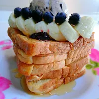 Snapdishの料理写真:Tuesday breakfast situation 🍞🍞🍞 honey butter toast. #vanilla #icecream ##honey #butter #bread #toast|Rupert Prisca Ganさん