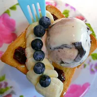 Tuesday breakfast situation 🍞🍞🍞 honey butter toast. #vanilla #icecream ##honey #butter #bread #toast|Rupert Prisca Ganさん