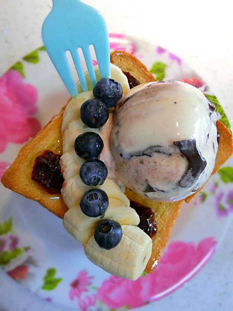 Tuesday breakfast situation 🍞🍞🍞 honey butter toast. #vanilla #icecream ##honey #butter #bread #toast|Rupert Prisca Ganさん