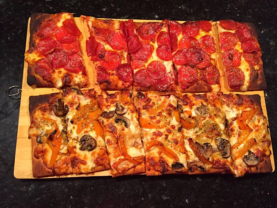 Flat bread pizzas.  Pepperoni and veggie|ernest ristiさん