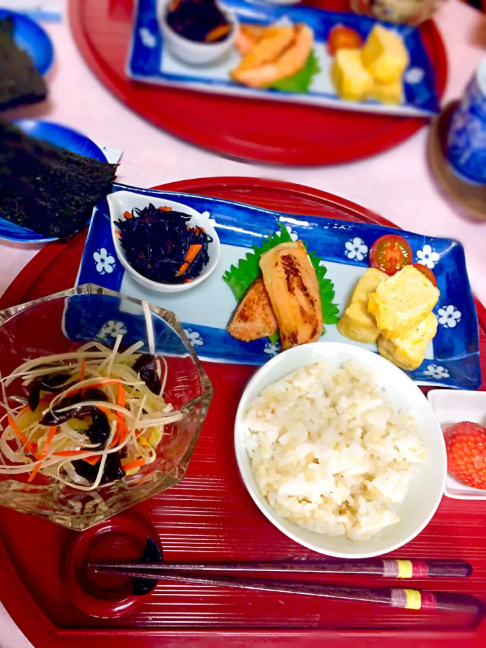 少し遅いお昼食💕
旦那がお魚出すたびに骨がいっぱいだよーって食事中ずーっとうるさいので、仕方なく焼く前にとってみた…。静かに食べてた‼️ サーモンの粕漬け。😁卵焼きにひじきの煮物、焼き海苔、中華風和え物。イチゴ2個。|ナタママさん