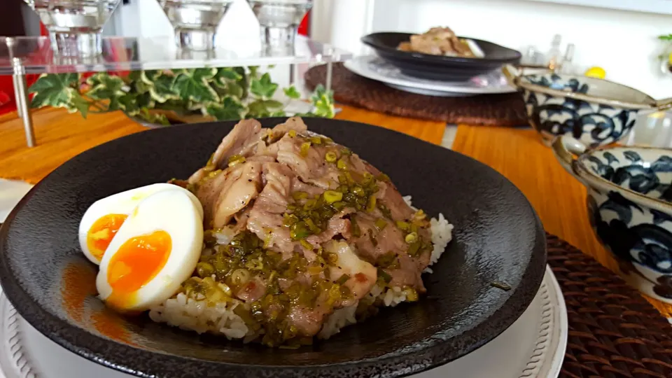 ネギ塩ぶー丼～醤油漬け卵|あもらさん