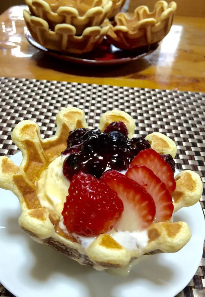 アイスとベリーとハチミツたっぷりのワッフルです🍓カロリー気にしながら💦完食しました💕|keikoさん