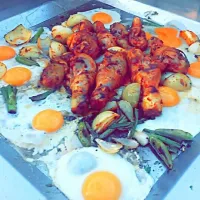 Breakfast bbq chicken with fried eggs and chilli
 #Breakfast/Brunch #BBQ #BBQ/Picnic #BBQ/Piknik #Eggs #chilli|rednailschicさん