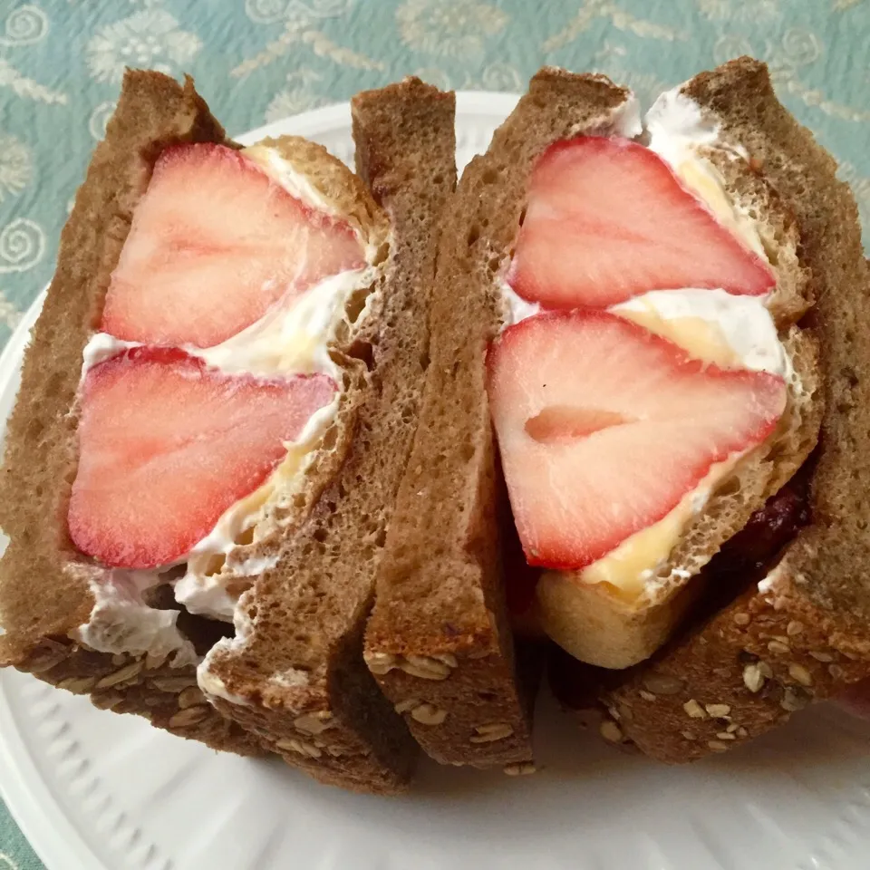 Snapdishの料理写真:ゆめのか🍓とシュークリームのシリアル山食サンド|ちこさん