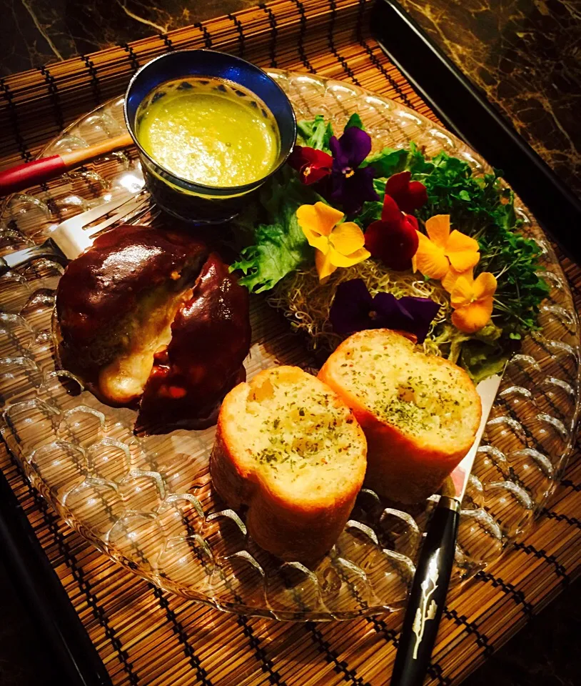 十勝生クリームチーズソースｉｎハンバーグ。お花畑サラダ(食用)🌺🌼🌹🌸。生クリームで作ったガーリックバタートーストと一緒に🌸|💍ごはん🍚さん