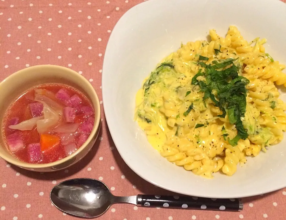 Snapdishの料理写真:残り野菜のトマトスープ、フジッリの豆苗と大葉のクリームソース。|Snack PIYOさん