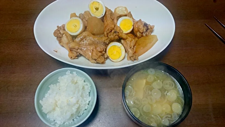 男飯(*￣∇￣*)
手羽元の柚子ポン煮と厚揚げとシメジとオクラの味噌汁🎵|Takashi Kouchiさん