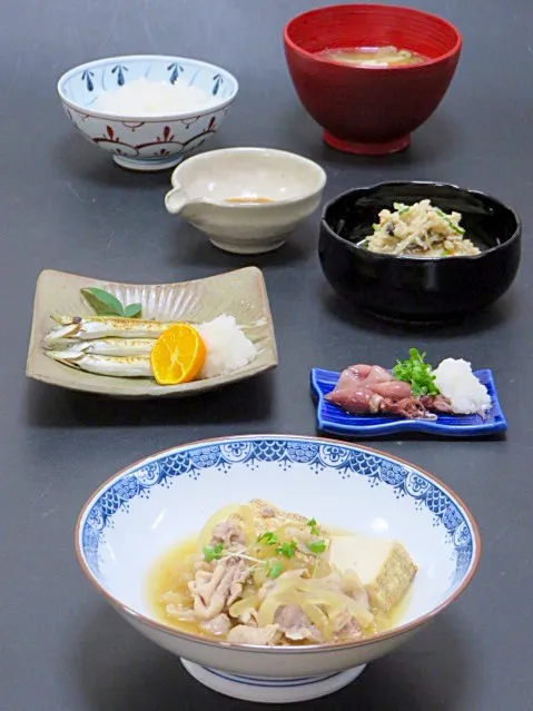 今晩は、肉豆腐、炙りかますご  おろしポン酢掛け、蛍烏賊の醤油漬け  かいわれ菜 大根わさび、うの花五目煮、根菜味噌汁、ご飯

かますごは小女子の2年成魚。関西ではポピュラーですが関東では見ないとか。今日は兵庫県産の釜揚げかますごを炙ってポン酢で頂きました(^^)

蛍烏賊を見ると春がやってきたなぁと思います。
蛍烏賊|akazawa3さん