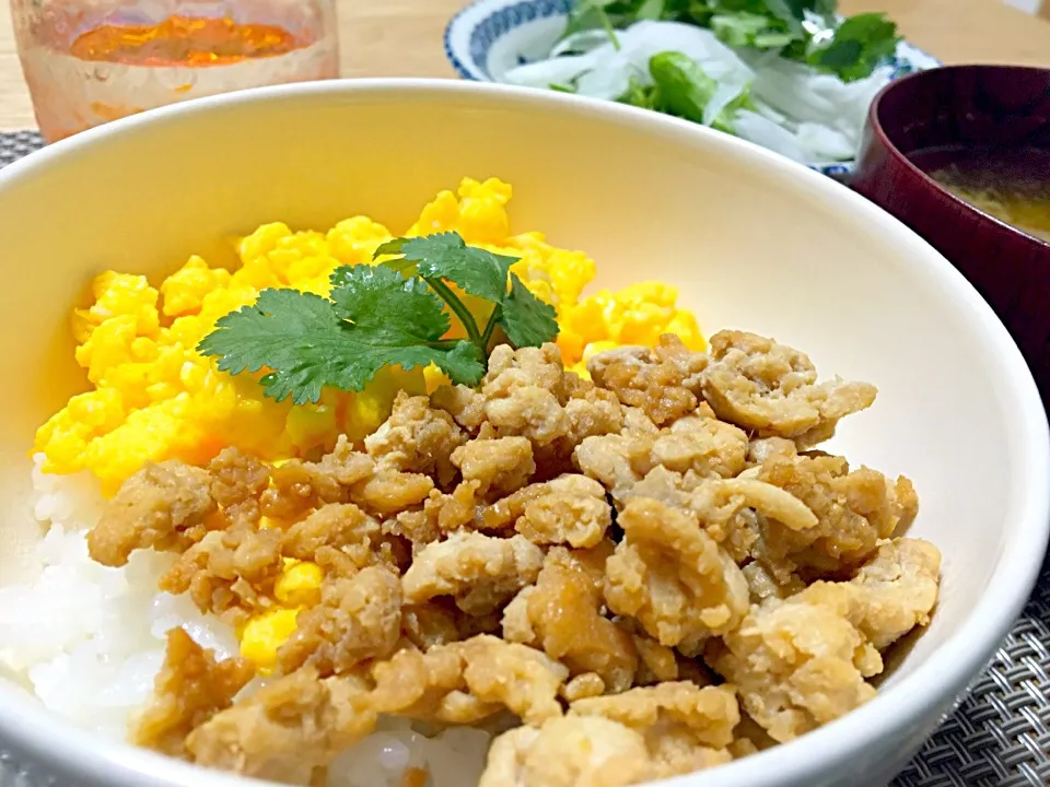 鶏そぼろと卵の二色丼♡|パクチ子さん