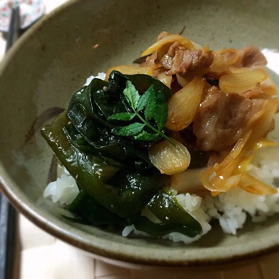 Snapdishの料理写真:早採り生ワカメ、豚とらっきょうのバター醤油炒め丼 🌿|angiee♡さん