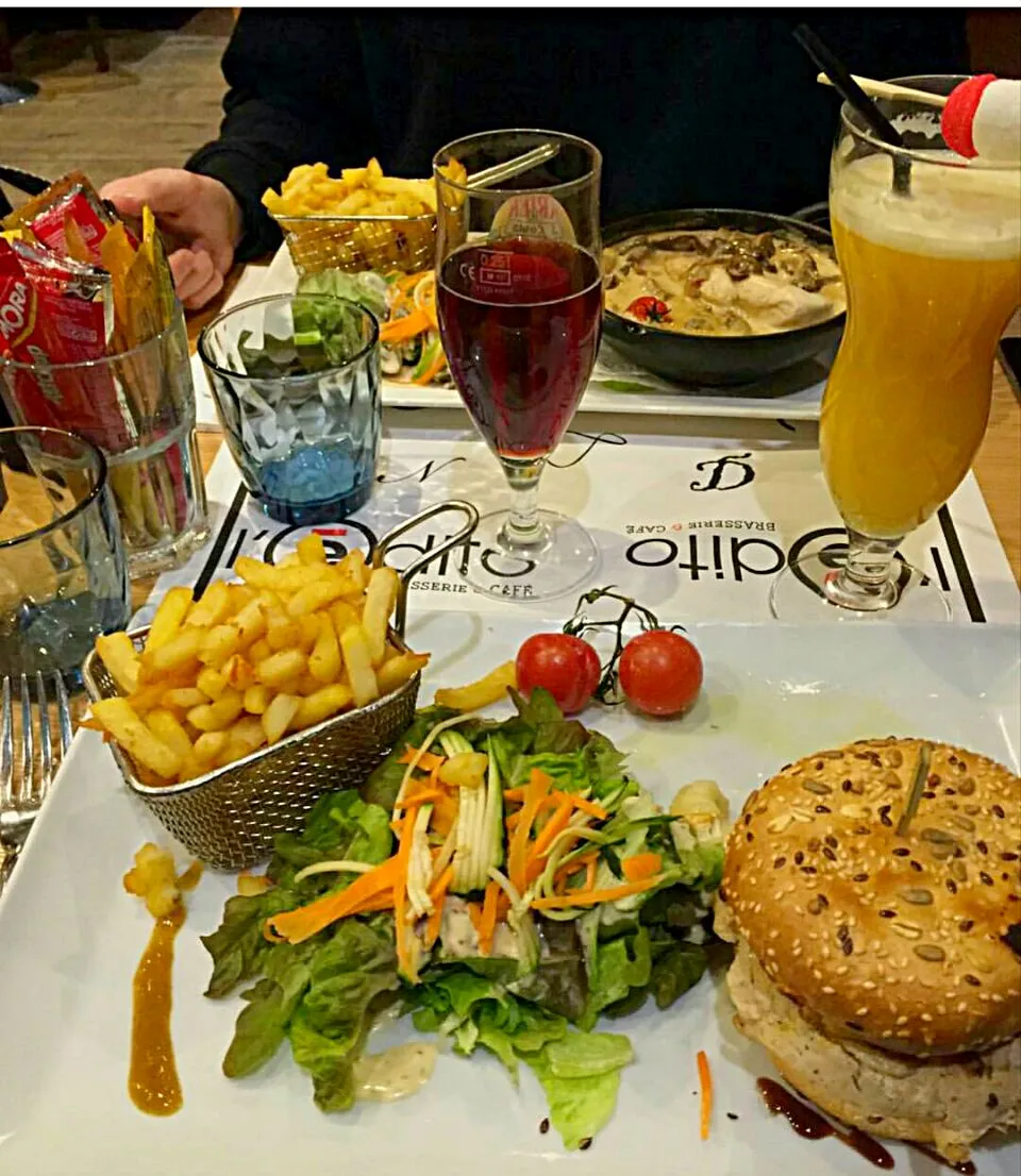 Snapdishの料理写真:#FrenchFries #Salad #Hamburger|Lauraさん