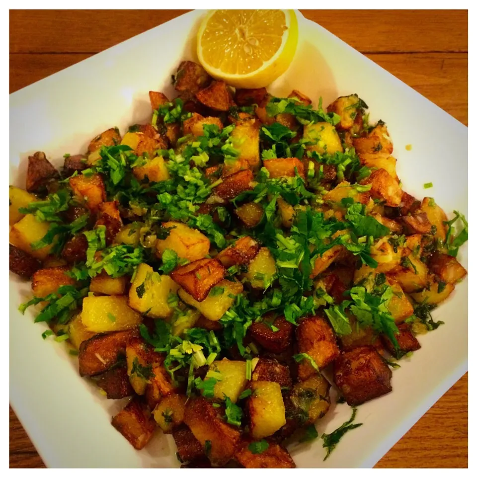 Snapdishの料理写真:Batata Harra (Lebanese Potatoes with Cilantro, Garlic and Lemon)|Recipe Nomadさん