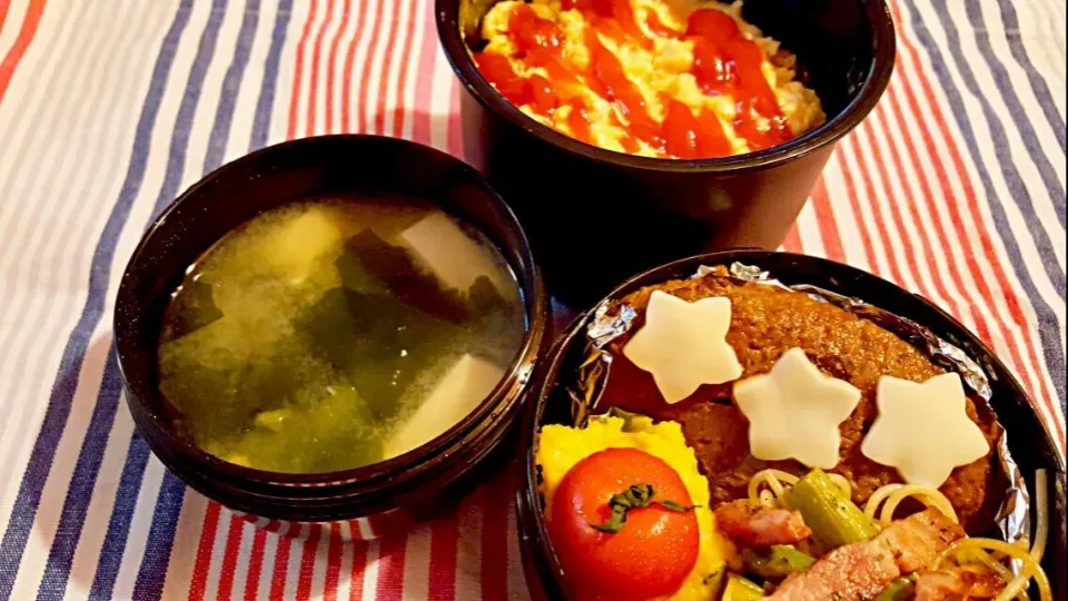 お弁当。オムライスとハンバーグと南瓜サラダとベーコンアスパラパスタとお味噌汁。|エリカさん