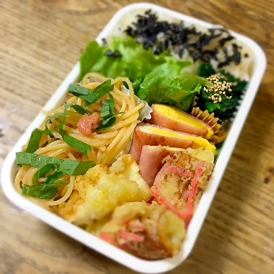 今日のお弁当
タラコと大葉のパスタ
白はんぺんフライに竹輪の生姜揚げ
甘いたまごのハムはさみ焼き
ほうれん草のおひたし|akiさん