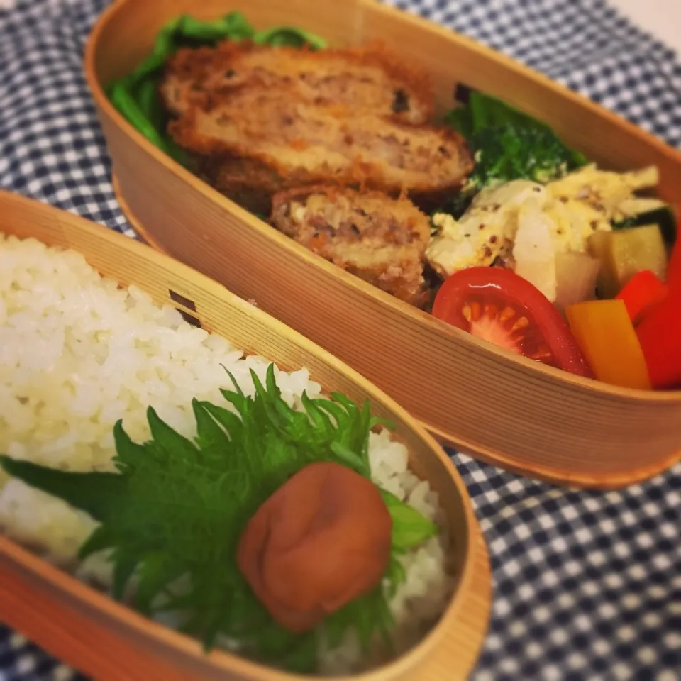 昨日のお弁当。ミンチカツ、ブロッコリーと自家製ツナのサラダ、ピクルス。|Junさん