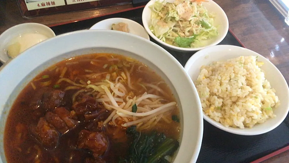 【Aセット】牛肉麺と小チャーハンを頂きました。|momongatomoさん