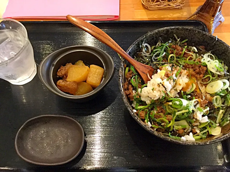 Snapdishの料理写真:今日のワンコイン丼です。ネギたっぷりそぼろ、温玉入りです。|朱山 成司さん