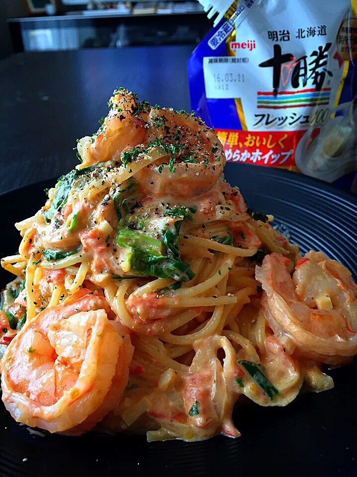 ⭐️海老とちぢみほうれん草のトマトクリームパスタ|よっちぃさん