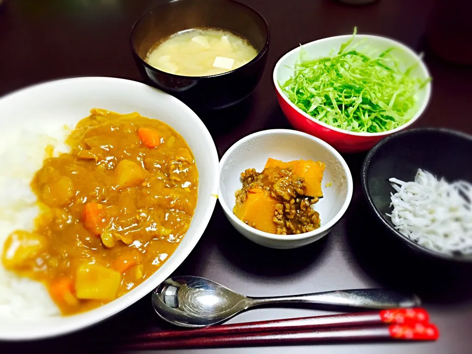 ゆうごはーん♡
カレー （甘口）
サラダ
かぼちゃのそぼろがけ
しらす
お味噌汁|asukaさん