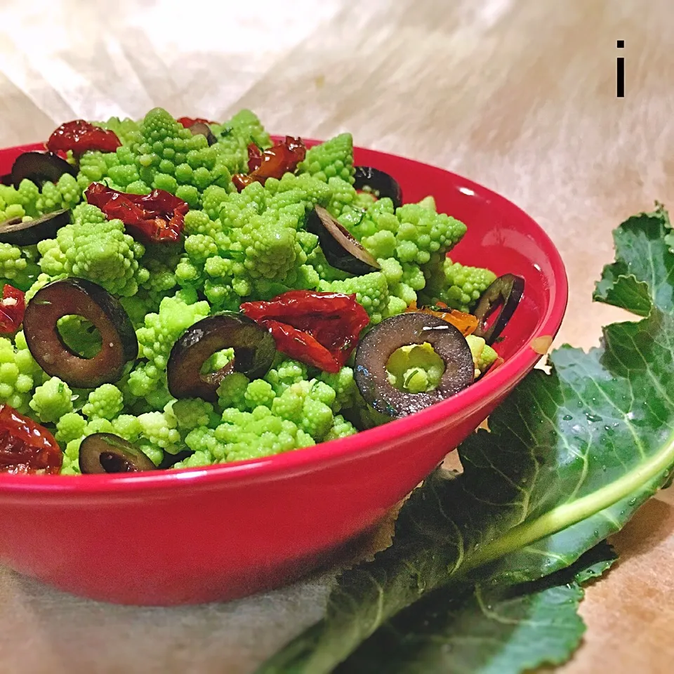 ロマネスコとブラックオリーブのサラダ【Cauliflower romanesco and black olive salad】|izoomさん