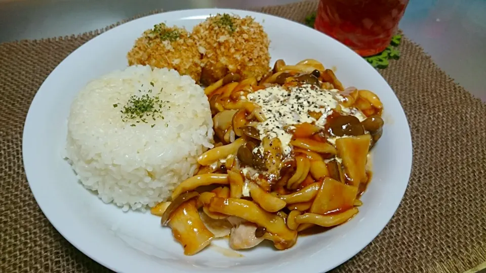 ワンプレートご飯 鶏肉ソテー2種のソースかけ 揚げないアボカド＆生ハムコロッケ|おむすびさん