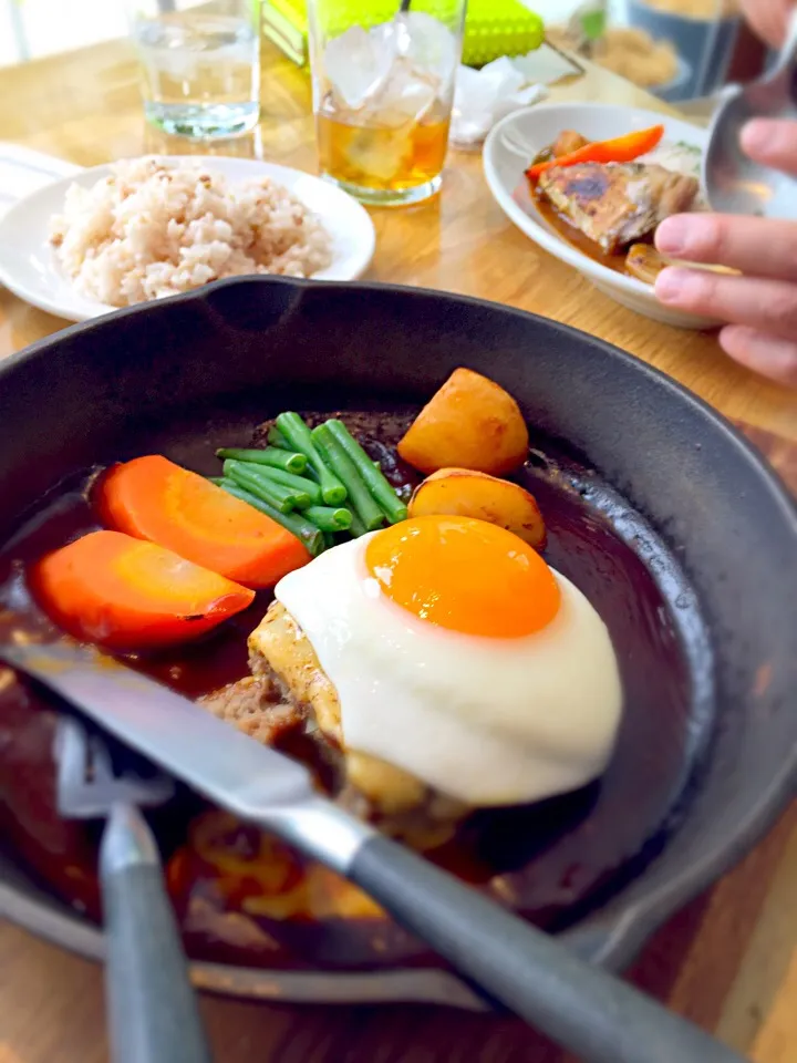 Snapdishの料理写真:煮込みハンバーグ✨ 鶏丸ごとカレー✨ ナポリタン✨ 2人で完食😑😑😑@100本のスプーン|eriさん