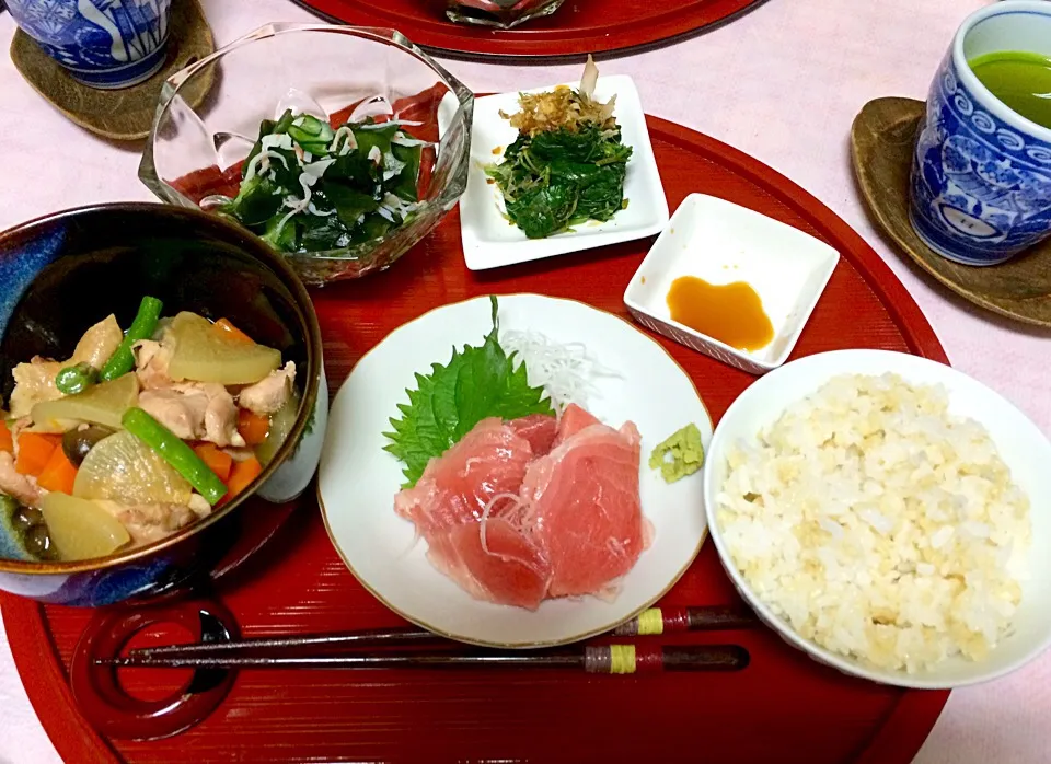 本日の晩ご飯です。❤️
鶏肉もも肉と大根人参の煮物。もも肉を食べたのはお正月以来です。😁
やっぱり美味しい。|ナタママさん