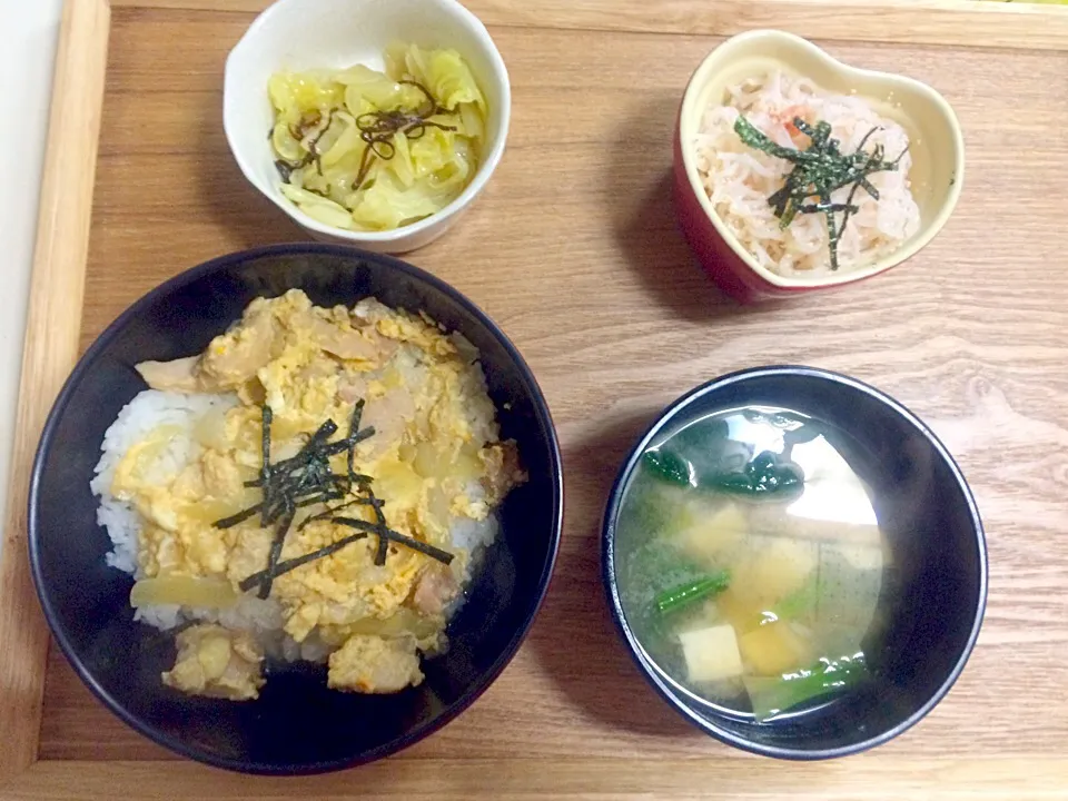 Snapdishの料理写真:親子丼、キャベツと塩昆布ナムル、白滝タラコ炒め|ちゃこさん