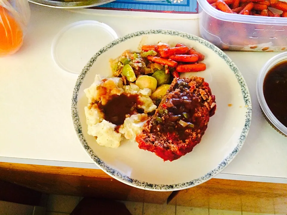 Meatloaf ,carrots ,mash potatoes ,Brussels sprouts|amaja bryantさん