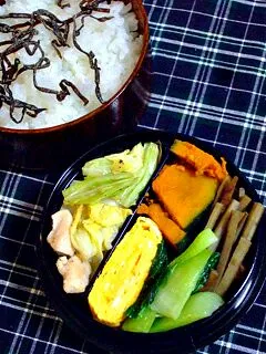 お弁当（塩昆布のせご飯、キャベツとささみの炒め物、かぼちゃのバター醤油ソテー、青梗菜の生姜炒め、きんぴらごぼう、卵焼き）|すーさん