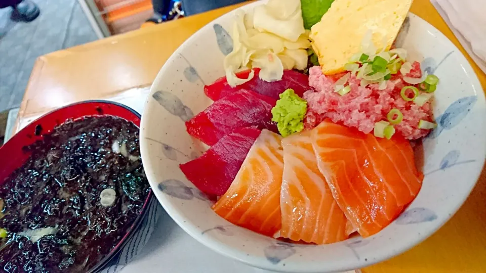 Snapdishの料理写真:築地でネギトロ、まぐろサーモン丼|じょうさん